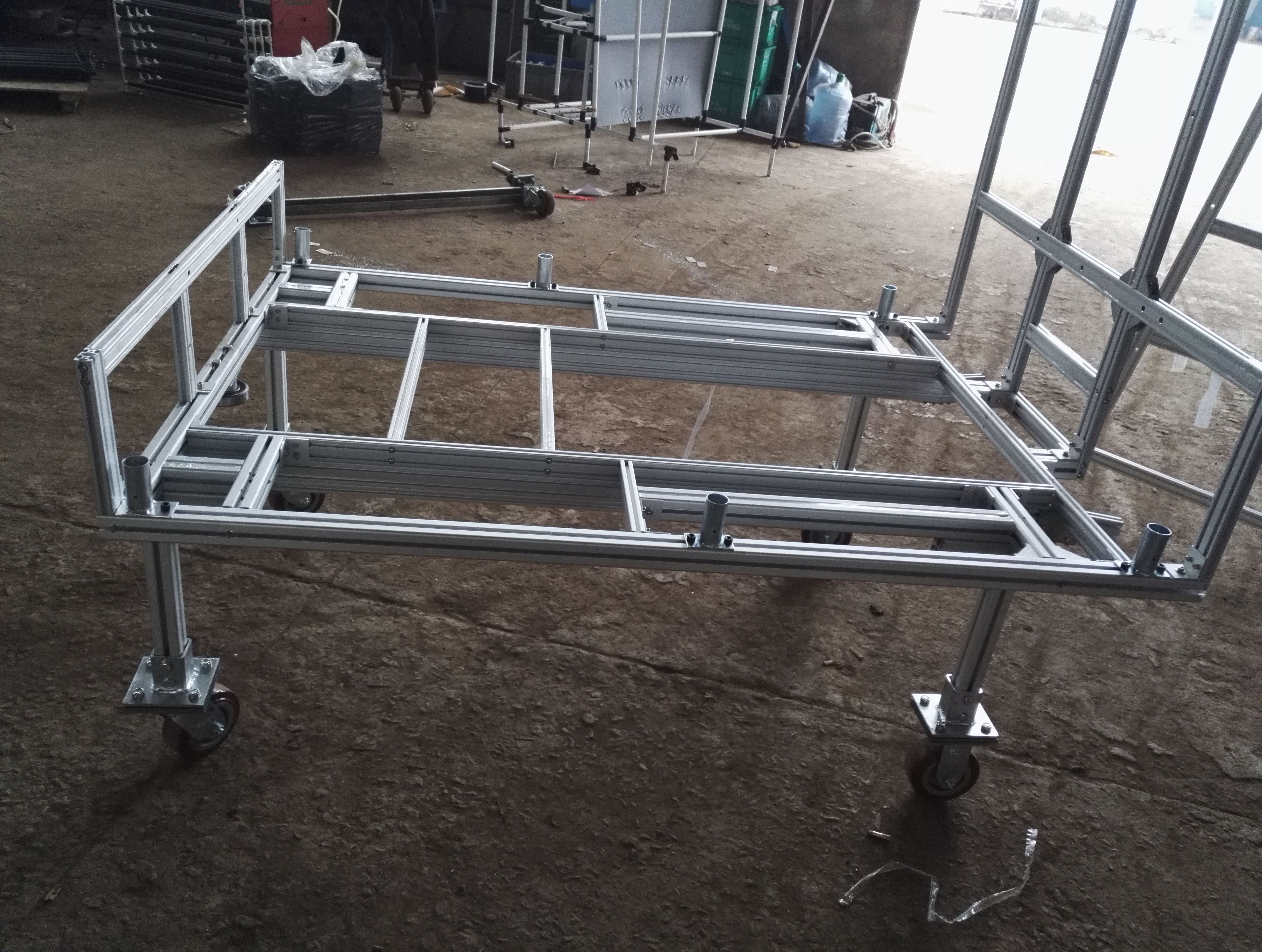 常州鋁制品加工廠，制作產(chǎn)品種類(lèi)包括各式框架