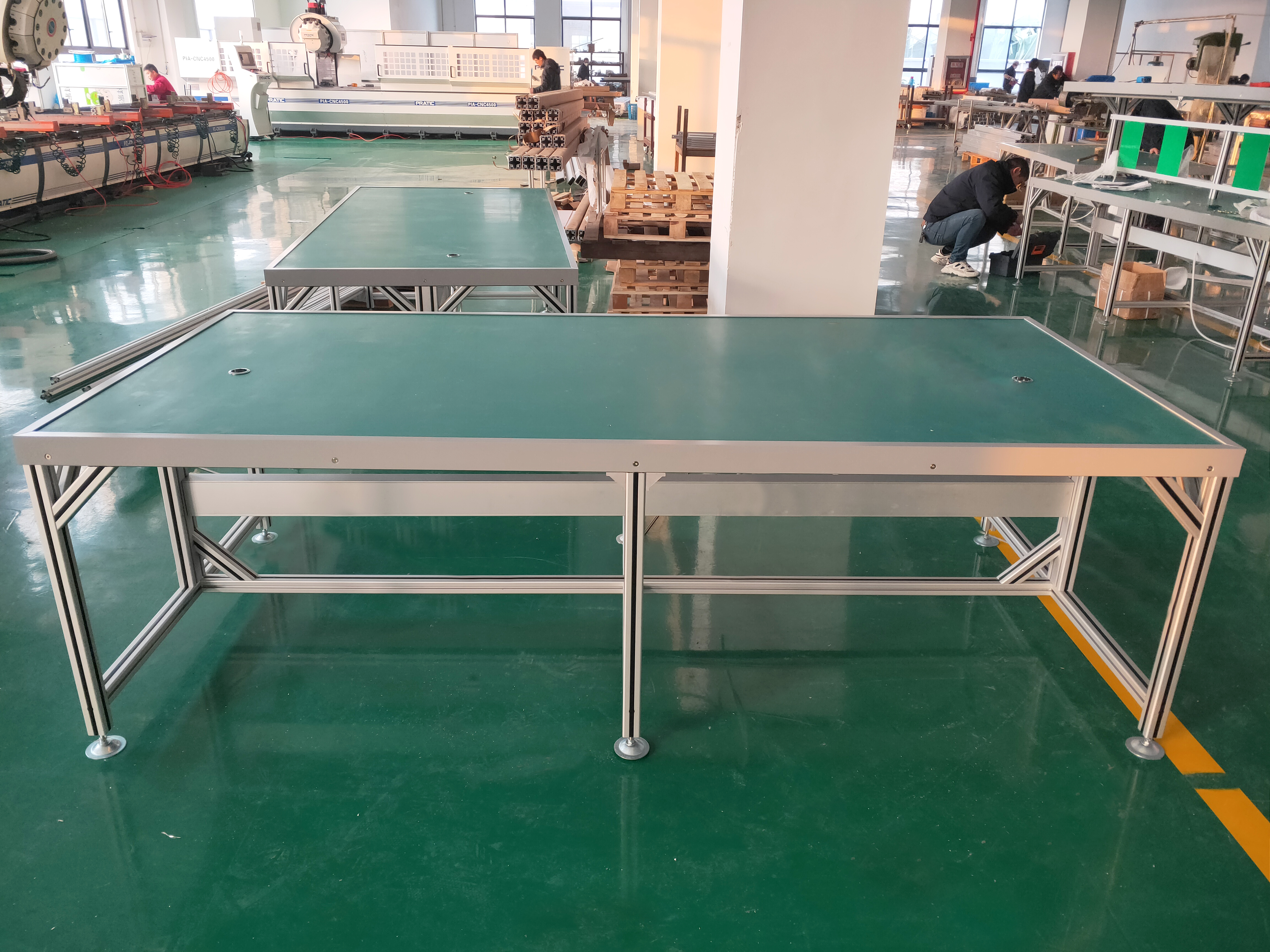 在南京當(dāng)?shù)?，有多少種類的防靜電工作臺(tái)？